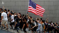 Người biểu tình HK mang cờ Mỹ, kêu gọi TT Trump “giải phóng Hong Kong”
