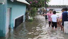 Triều cường dâng cao, hàng loạt tuyến đường TP HCM lại chìm trong nước