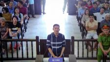 Bị tuyên án 2 năm tù, Trần Đình Sang nở nụ cười lúc rời tòa về trại giam