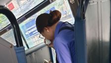 Khách trốn 7 nghìn tiền vé, nữ phụ xe bị đình chỉ ôm mặt khóc giữa chuyến buýt Sài Gòn