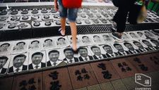 Joshua Wong tranh cử, người biểu tình Hong Kong dẫm chân dung Tập Cận Bình