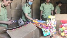 Bắt giữ lượng lớn bánh kẹo, đồ chơi Trung Quốc gắn mác Hàn Quốc, Thái Lan bán ở Việt Nam