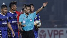 Trọng tài bẻ còi Trương Hồng Vũ xin lỗi vì ‘chỉ tay ngược hướng’