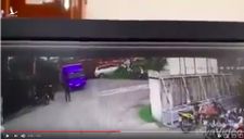 Clip: Khoảnh khắc tàu hỏa húc bay xe ô tô 7 chỗ tại TP.Tuy Hòa, Phú Yên