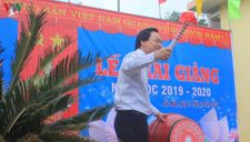 Bộ trưởng Giáo dục đánh trống khai giảng muộn tại rốn lũ Quảng Bình