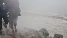 Miền Trung mưa xối xả, kè biển oằn mình trước sóng lớn đón bão số 5