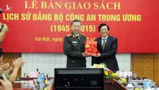 Bàn giao cuốn sách “Lịch sử Đảng bộ Công an Trung ương (1945 – 2015)”