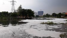 Bọt ‘lạ’ đổ ra ồ ạt xả trắng sông Sài Gòn