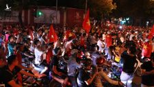 Cổ động viên đổ về Hồ Gươm ăn mừng tuyển Việt Nam thắng Malaysia