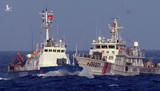 Hai tàu cảnh sát biển Trung Quốc áp sát ngăn cản ngư dân trục vớt tàu gặp nạn