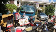 Cho rằng bị lừa, hàng trăm người chặn nhóm bán hàng đòi tiền lại