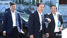 Bộ trưởng Trần Hồng Hà thị sát, cho cá Koi ăn ở Hồ Tây