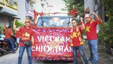 Hàng nghìn cổ động viên Việt Nam “nhuộm đỏ” phố phường Thủ đô trước giờ bóng lăn
