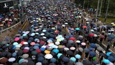 Tòa án Hồng Kông bác yêu cầu ngăn luật cấm đeo khẩu trang, nhiều người xuống đường