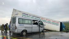 Va chạm giữa ô tô 16 chỗ và xe container, 2 người chết, hàng chục người bị thương