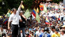 Được truyền nhiệt từ Bolivia, phe đối lập ở Venezuela lại xuống đường