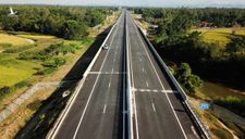 Đường dẫn cầu vượt cao tốc hỏng là do người dân?