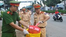 Cảnh sát giao thông tỉnh Bạc Liêu chung tay làm sạch môi trường