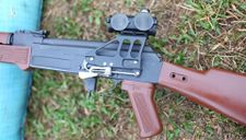 Việt Nam nâng cấp súng AK để gắn kính ngắm hiện đại