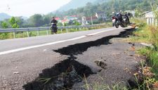 Đường dẫn lên cầu vượt cao tốc Đà Nẵng – Quảng Ngãi nứt toác hàng chục mét