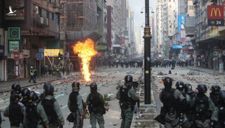Hồng Kông giữa hỗn loạn: Đầu não cảnh sát đón viên tướng “cứng rắn”, súng trường hiếm hoi xuất hiện