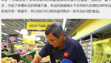 Báo Trung Quốc bất ngờ khi HLV Việt Nam phải tự đi mua đồ ăn giúp học trò chống đói