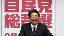 Ông Abe vượt bão bê bối, trở thành thủ tướng Nhật bền bỉ nhất lịch sử