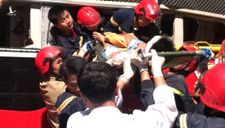 20 Cảnh sát cứu hỏa giải cứu 3 người mắc kẹt trong xe khách