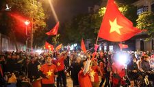 Người dân đổ ra đường nhảy múa ăn mừng tuyển Việt Nam chiến thắng