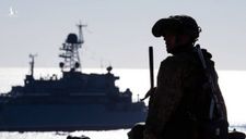 Tàu hộ vệ tên lửa Nga bám đuổi khu trục hạm Hải quân Mỹ trên Biển Đen