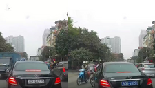Xe Mercedes ‘hô biến’ biển trắng sang biển xanh trong tích tắc trên phố Hà Nội