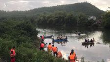 Thuyền chở 7 người ngắm cảnh trên sông bị lật, 2 cha con thiệt mạng