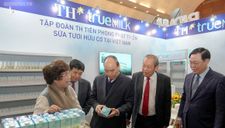 Thủ tướng tham quan trưng bày các sản phẩm tiêu biểu của doanh nghiệp Việt