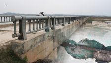 Tấm xốp “khổng lồ” lộ ra khỏi lớp bê tông mỏng của cây cầu hơn 7 tỷ đồng ở Hà Tĩnh
