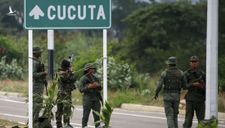 Phe đối lập Venezuela tấn công vào thẳng doanh trại quân đội, cướp kho vũ khí