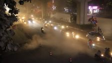 Công nhân thi công đường Nguyễn Trãi thản nhiên ‘thổi bụi’ vào người tham gia giao thông