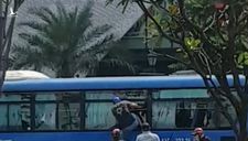 Nhóm côn đồ vác mã tấu đập phá xe buýt trên đường Phạm Văn Đồng