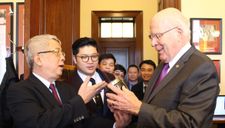 Hộp đất đặc biệt Thượng tướng Nguyễn Chí Vịnh tặng thượng nghị sỹ Mỹ
