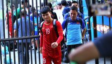 Trọng Hoàng lấy tay che vết thương đầu gối trước buổi tập kín
