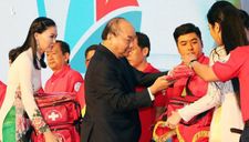 Thủ tướng Nguyễn Xuân Phúc tận tay trao cờ cho ngư dân bám biển – hơn cả một biểu tượng