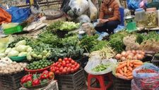 Mùng 4 Tết: Rau xanh, thủy hải sản tại Hà Nội tăng giá mạnh