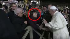 Danh tính người phụ nữ kéo tay khiến Giáo hoàng nổi giận