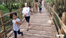Khách đi cầu Tre dài nhứt Việt Nam 10km mỏi chân thì ăn buffet bánh tét, bánh bò