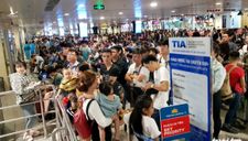 Máy bay liên tục hoãn chuyến, hành khách nằm, ngồi la liệt ở Tân Sơn Nhất