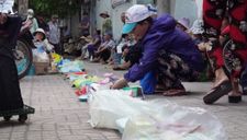 Lạ: Hàng trăm hộp cơm “xếp hàng” ở TPHCM