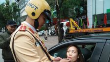 Người phụ nữ đề nghị Cảnh sát lau hộ son khi thổi nồng độ cồn