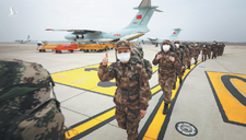 Quân đội TQ đến Vũ Hán trong chiến dịch y tế lớn nhất từ năm 2008