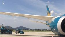 Chạy xe “cắt mặt” máy bay Vietnam Airlines vừa hạ cánh đang vào vị trí đỗ