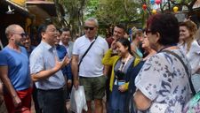 Cuộc trò chuyện giữa Chủ tịch Quảng Nam với khách Tây ở phố cổ Hội An