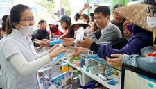 Nữ dược sĩ ở Hà Tĩnh bỏ 15 triệu đồng mua 5.000 khẩu trang phát miễn phí cho người dân